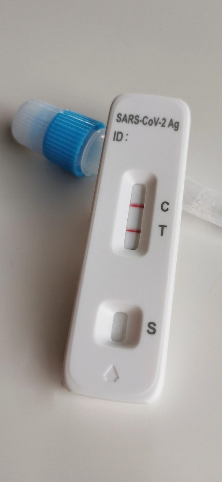 测试反应速度的网站 App 随机色干扰模式界面出现红绿蓝三种色块供玩家识别点击